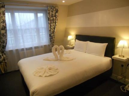 RUSSELL COURT HOTEL BROOK GREEN LONDON