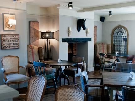 CROWN AT PLAYHATCH CANE END READING