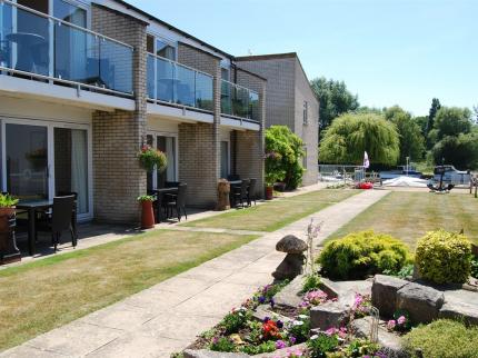 RIVERSIDE PARK SELF CATERING HOLIDAYS AVON CHRISTCHURCH
