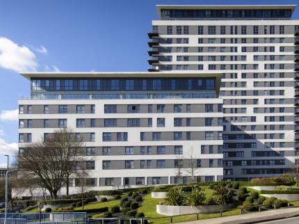 SMART STAYS SKYLINE PLAZA BASINGSTOKE
