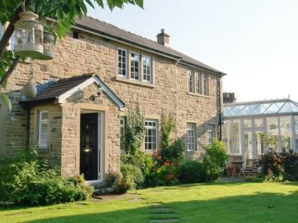 HOLLY HOUSE CLEATOP SETTLE