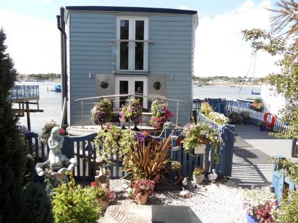 HOUSEBOAT HARBOURSIDE VIEW BEMBRIDGE